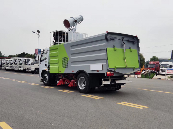 東風(fēng)多利卡7.5方掃路車帶噴霧降塵 東風(fēng)多利卡7.5方掃路車帶噴霧降塵